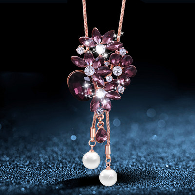 Dugačka ženska ogrlica s ukrasom od kamenčića i bisera