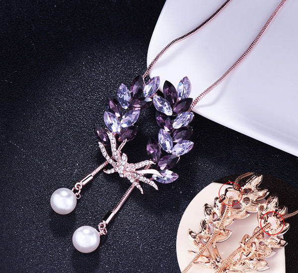 Dugačka ženska ogrlica s ukrasom od kamenčića i bisera