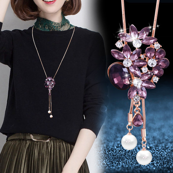 Dugačka ženska ogrlica s ukrasom od kamenčića i bisera