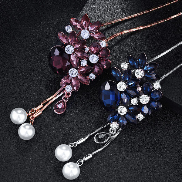 Dugačka ženska ogrlica s ukrasom od kamenčića i bisera