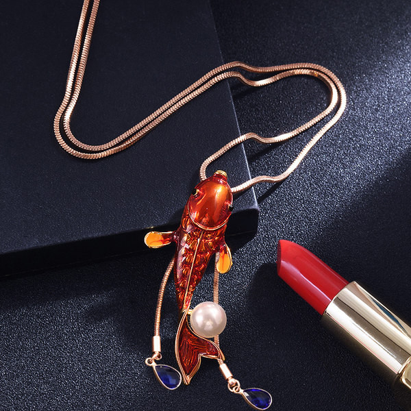 Μακρύ γυναικείο κολιέ με διακόσμηση σε σχήμα ψαριού