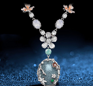 Σύγχρονο γυναικείο κολιέ με πέτρες