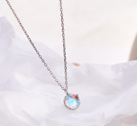 Модерна дамска верижка с висулка камък