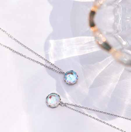 Модерна дамска верижка с висулка камък