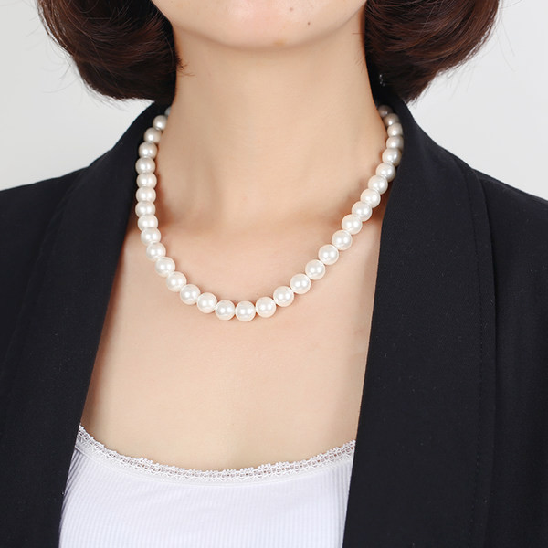 Moderna ženska biserna ogrlica sa privjeskom