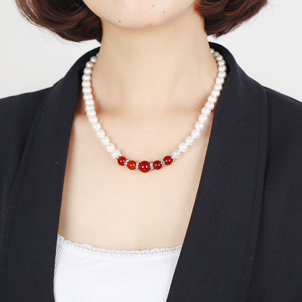 Moderna ženska biserna ogrlica sa privjeskom