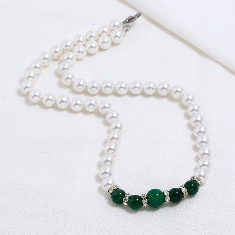 Moderna ženska biserna ogrlica sa privjeskom