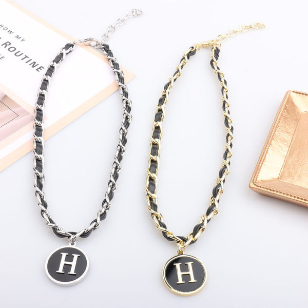 Ženska ogrlica od metala i eko kože u srebrnoj i zlatnoj boji