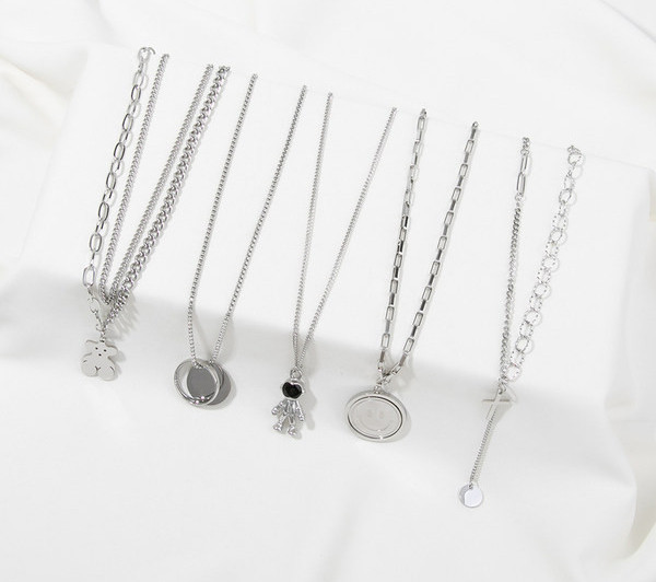 Γυναικείο κολιέ με μενταγιόν διάφορα μοντέλα σε ασημί χρώμα