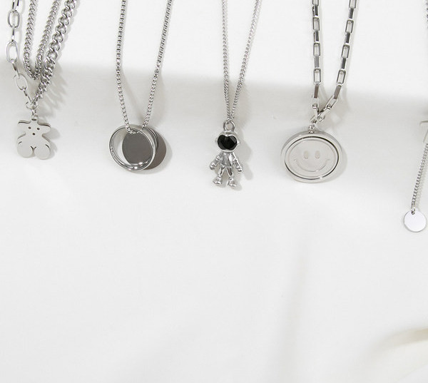 Γυναικείο κολιέ με μενταγιόν διάφορα μοντέλα σε ασημί χρώμα