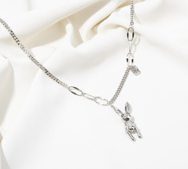 Μοντέρνο ασημένιο κολιέ με μενταγιόν