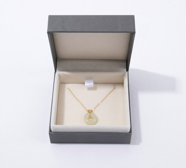 Дамско верижка с висулка камък