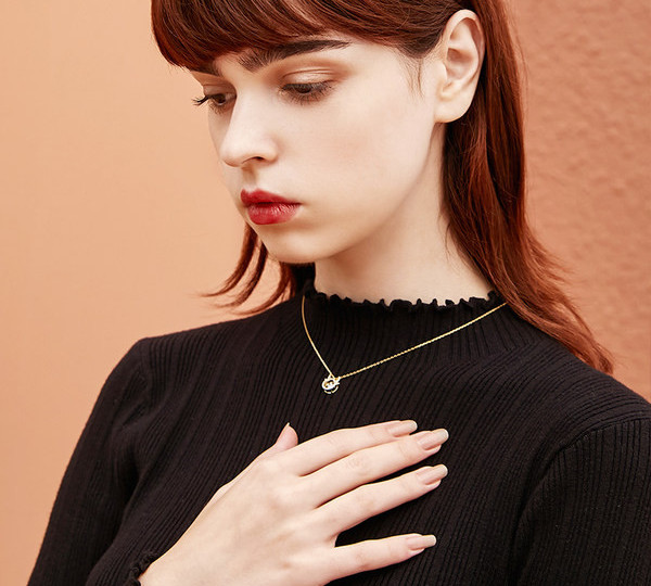 Ženska srebrna ogrlica sa kamenčićima - više modela