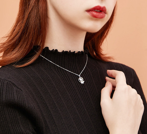 Ženska srebrna ogrlica sa kamenčićima - više modela