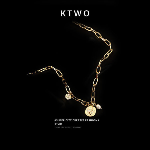 Μοντέρνα γυναικεία αλυσίδα με μενταγιόν σε χρυσό χρώμα