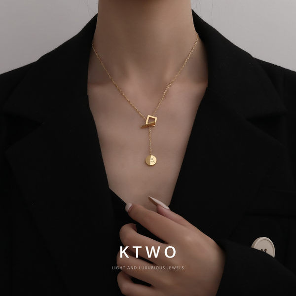 Модерно дамско колие с висулка -в златист цвят