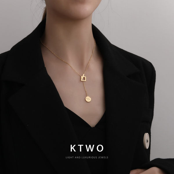 Модерно дамско колие с висулка -в златист цвят