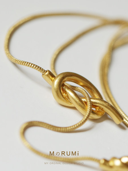 Ženska elegantna ogrlica sa privjeskom u zlatnoj boji