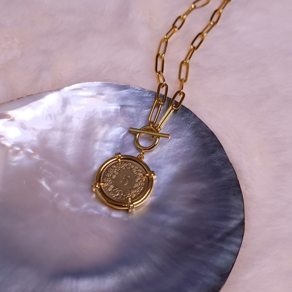 Γυναικείο κολιέ σε στυλ ρετρό με μενταγιόν με κέρμα και διακοσμητικές πέτρες