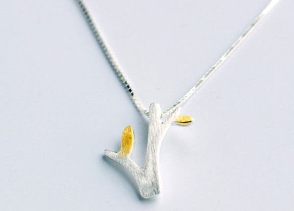 Nježna ženska ogrlica srebrne boje sa privjeskom