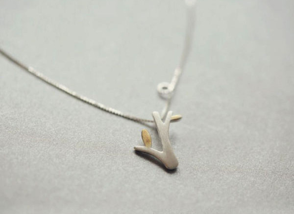 Nježna ženska ogrlica srebrne boje sa privjeskom