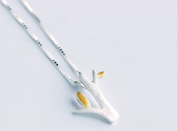 Nježna ženska ogrlica srebrne boje sa privjeskom