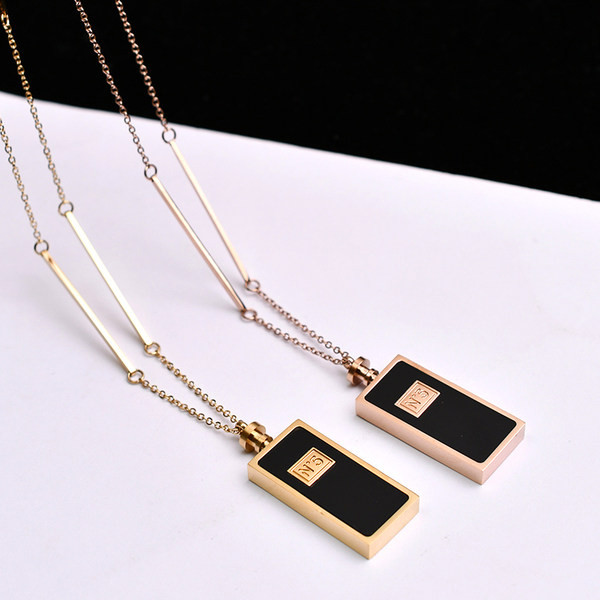 Ženski lančić sa privjeskom u crnoj boji