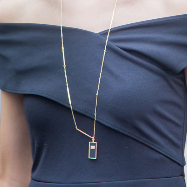 Ženski lančić sa privjeskom u crnoj boji