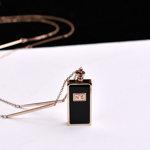 Ženski lančić sa privjeskom u crnoj boji