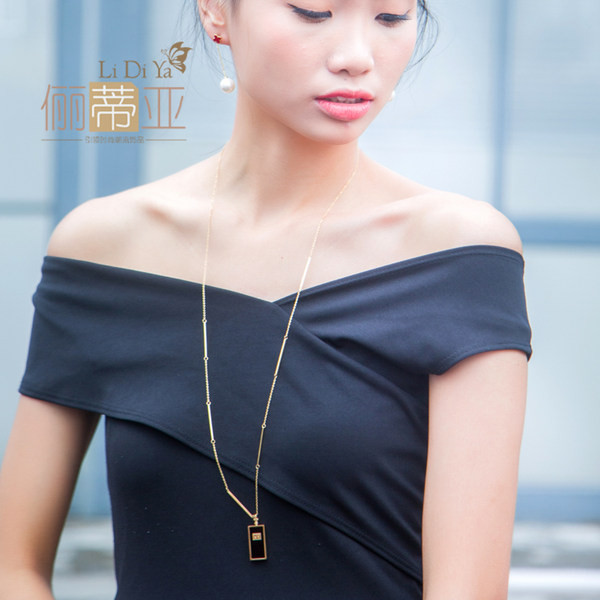 Ženski lančić sa privjeskom u crnoj boji