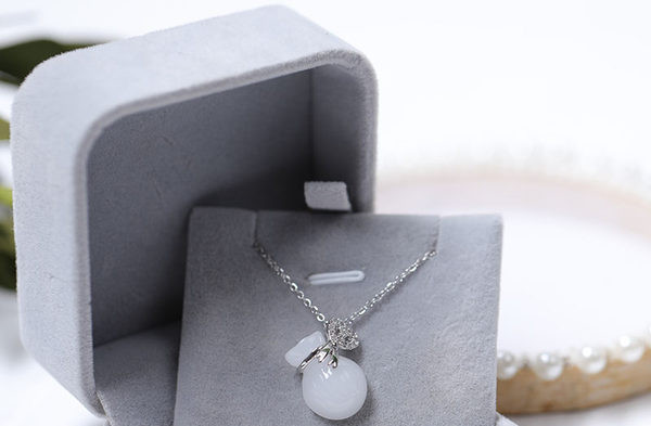 Moderna ženska ogrlica sa privjeskom - srebrna i zlatna boja