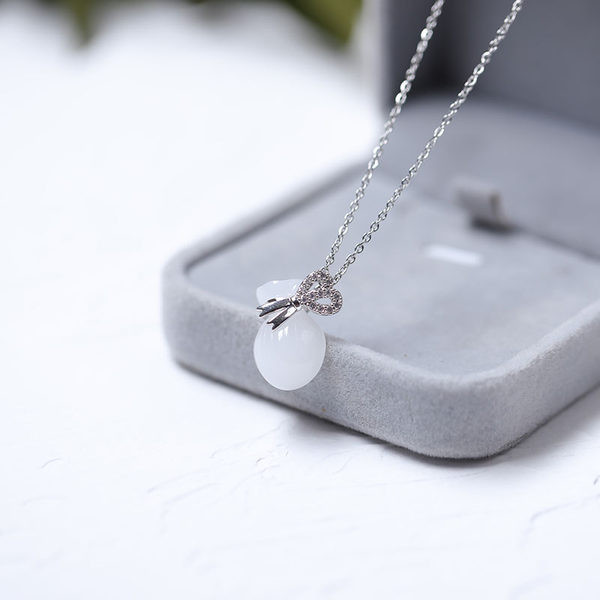 Moderna ženska ogrlica sa privjeskom - srebrna i zlatna boja