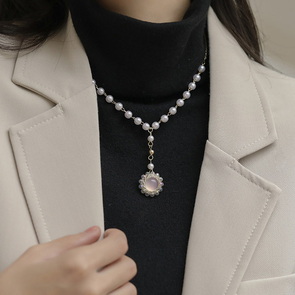 Elegantna ženska ogrlica sa privjeskom od ukrasnog bisera