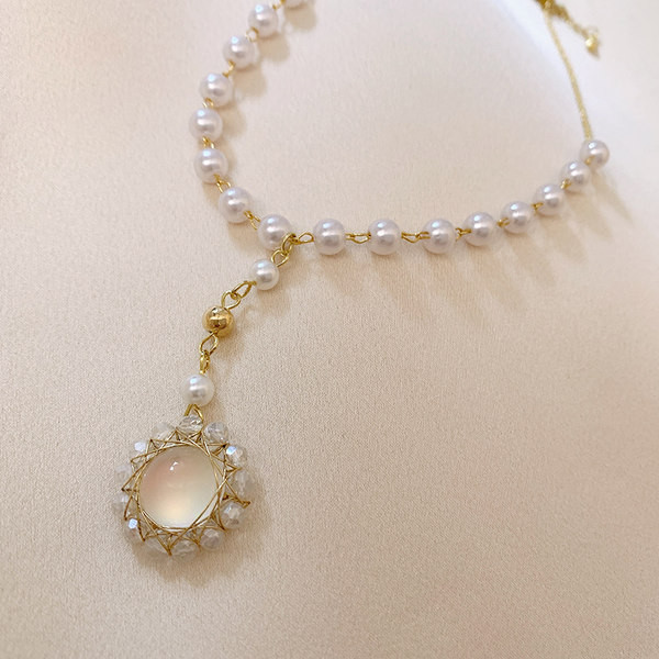 Elegantna ženska ogrlica sa privjeskom od ukrasnog bisera