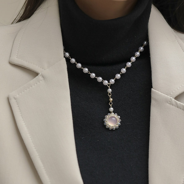 Elegantna ženska ogrlica sa privjeskom od ukrasnog bisera