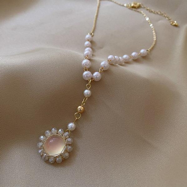 Elegantna ženska ogrlica sa privjeskom od ukrasnog bisera