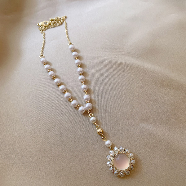 Elegantna ženska ogrlica sa privjeskom od ukrasnog bisera