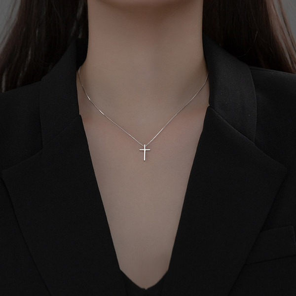 Tanki srebrni lančić s privjeskom u obliku križa