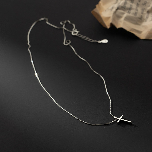 Tanki srebrni lančić s privjeskom u obliku križa