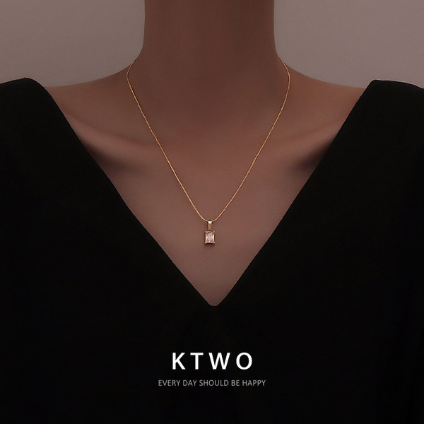 Κομψή γυναικεία αλυσίδα με μενταγιόν και πέτρινη διακόσμηση