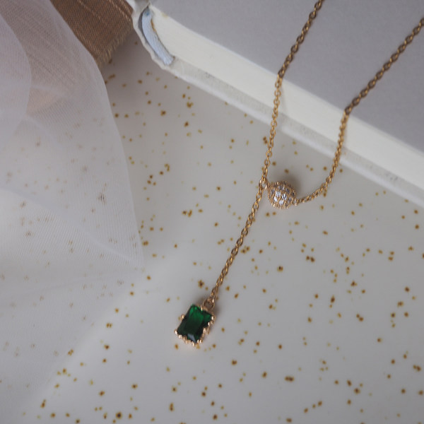 Κομψή γυναικεία αλυσίδα με αλυσίδα σε χρυσό χρώμα