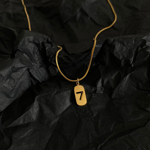 Zlatna ogrlica sa privjeskom za žene