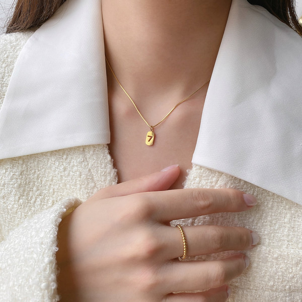 Zlatna ogrlica sa privjeskom za žene