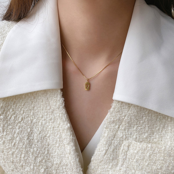 Zlatna ogrlica sa privjeskom za žene