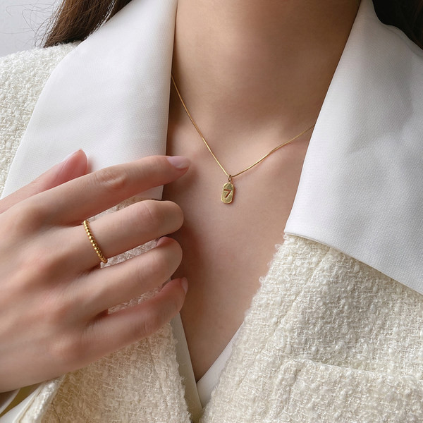 Zlatna ogrlica sa privjeskom za žene