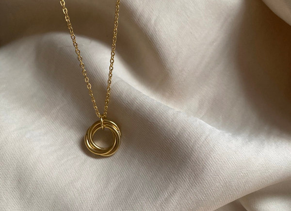 Μοντέρνα γυναικεία αλυσίδα σε χρυσό χρώμα και στρογγυλό μενταγιόν