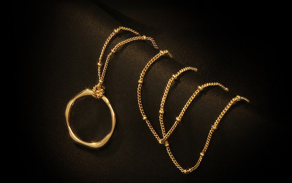 Elegantna ženska ogrlica sa okruglim privjeskom