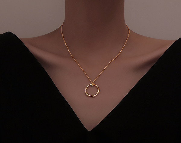 Elegantna ženska ogrlica sa okruglim privjeskom
