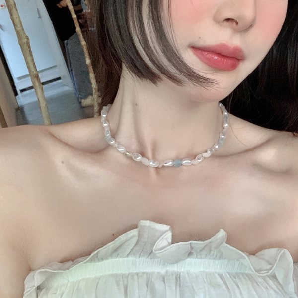 Μοντέρνο γυναικείο κοντό κολιέ με πέρλες