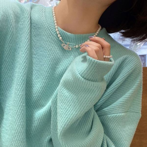 Γυναικείο κολιέ με πέρλες με ασημένιο μενταγιόν